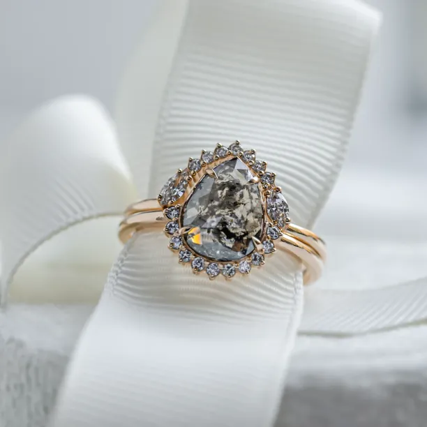 Set of gold rings with salt and pepper diamonds ELLINGTON Image