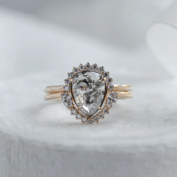 Set of gold rings with salt and pepper diamonds ELLINGTON Image