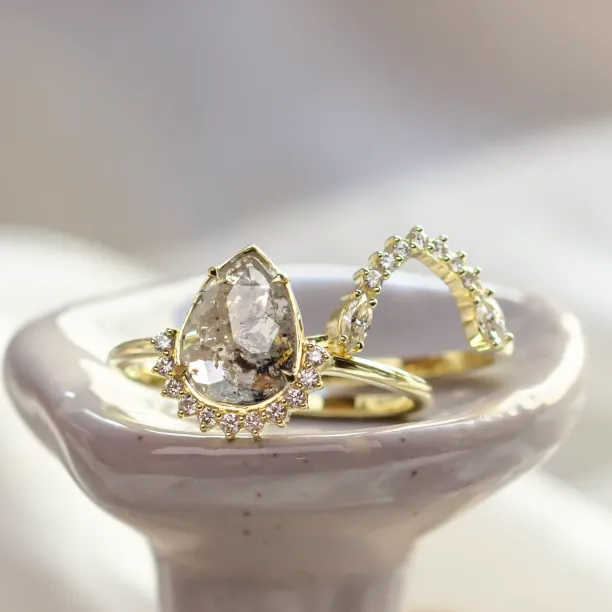 Set of gold rings with salt and pepper diamonds ELLINGTON Image