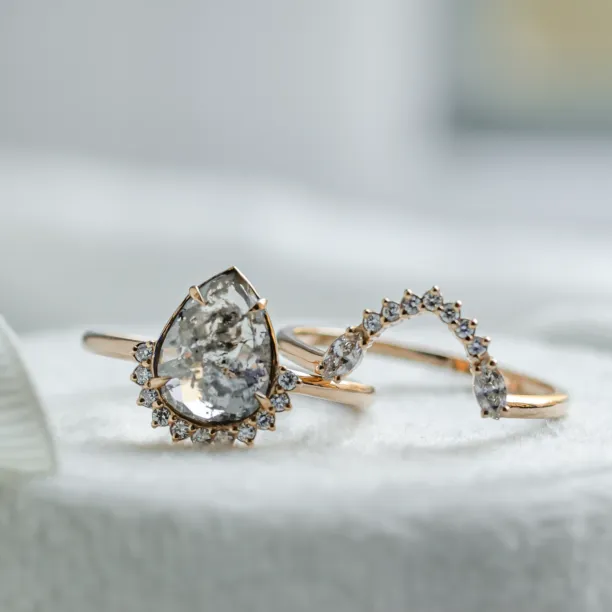 Set of gold rings with salt and pepper diamonds ELLINGTON Image