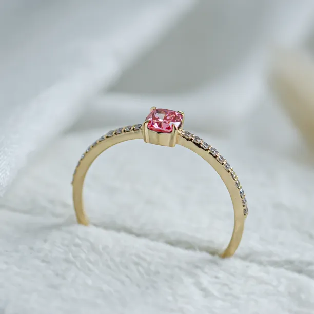 Engagement ring with pink lab grown diamond CORALINE Image