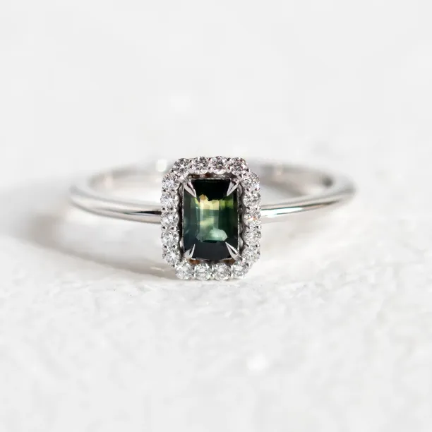 Halo zlatý prsten s teal baguette safírem a diamanty CELADON Image