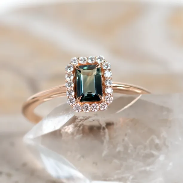 Halo zlatý prsten s teal baguette safírem a diamanty CELADON Image