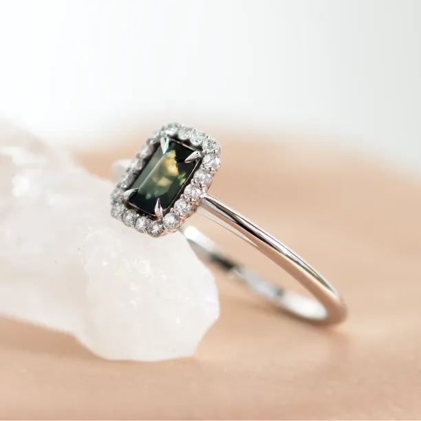 Halo zlatý prsten s teal baguette safírem a diamanty CELADON Image