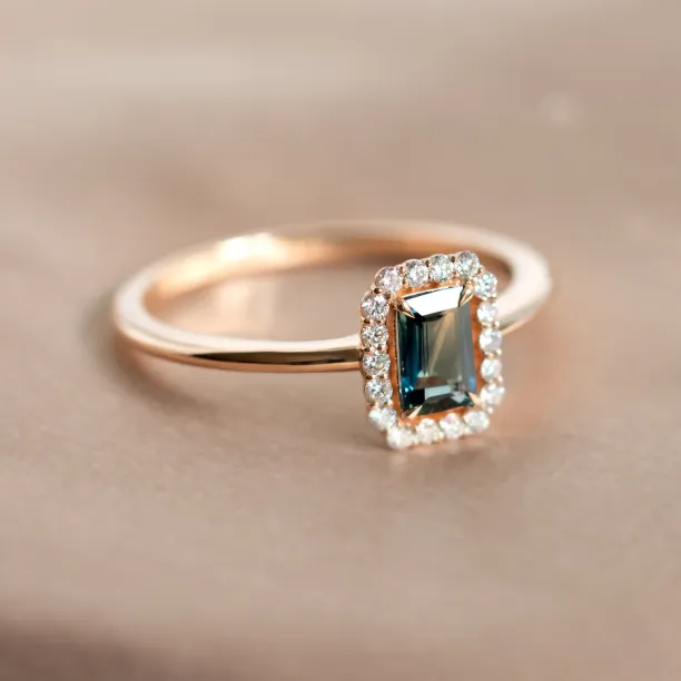 Halo zlatý prsten s teal baguette safírem a diamanty CELADON Image