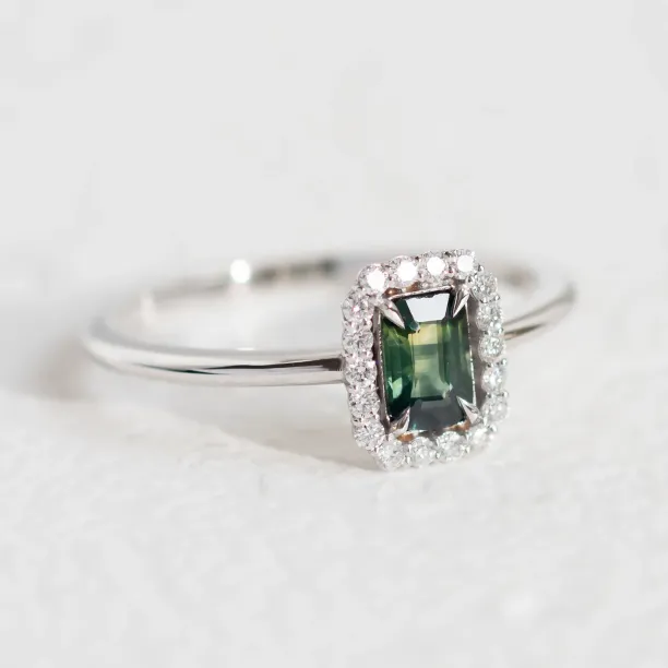 Halo zlatý prsten s teal baguette safírem a diamanty CELADON Image