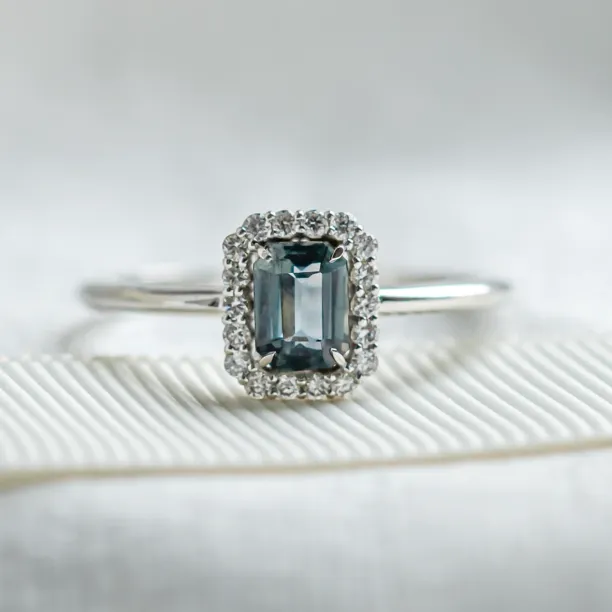 Halo zlatý prsten s teal baguette safírem a diamanty CELADON Image