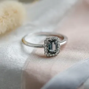 Šikmý pohled na vintage prsten FROST s teal safírem a diamantovým lemem