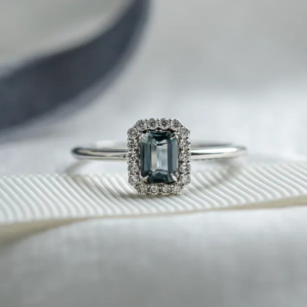Detail vintage prstenu FROST s teal baguette safírem a diamanty