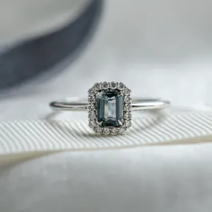Detail vintage prstenu FROST s teal baguette safírem a diamanty