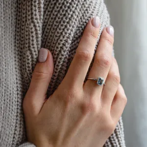 Detail vintage prstenu FROST s teal safírem a diamanty na ruce