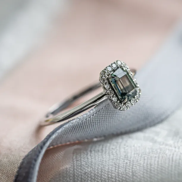Šikmý boční pohled na prsten FROST s teal baguette safírem a diamanty