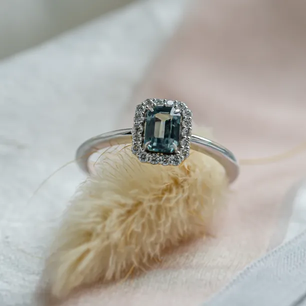 Detail vintage prstenu FROST s teal baguette safírem