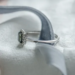 Vintage zlatý prsten FROST s teal safírem brusu baguette a diamanty, detailní pohled