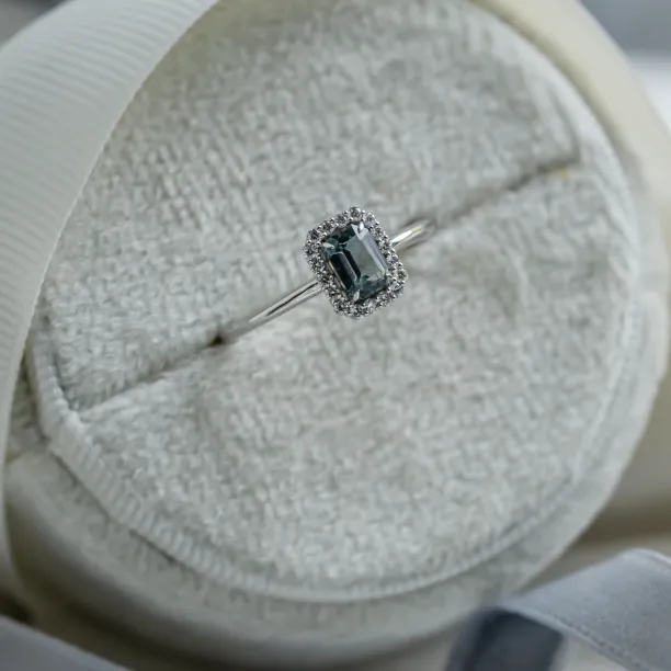 Vintage prsten FROST s teal safírem brusu baguette a diamanty, detailní pohled