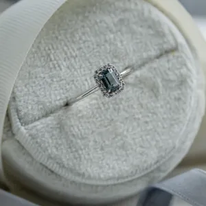 Vintage prsten FROST s teal safírem brusu baguette a diamanty, detailní pohled