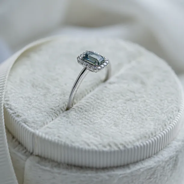 Šikmý pohled na vintage zlatý prsten FROST s teal safírem a diamanty