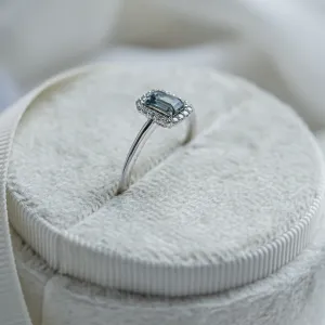 Šikmý pohled na vintage zlatý prsten FROST s teal safírem a diamanty