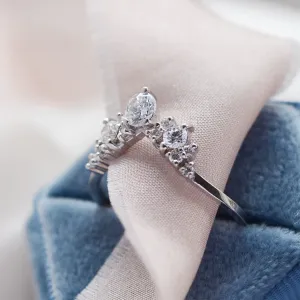 Angled detail of the FIESTA diamond wedding ring and its band