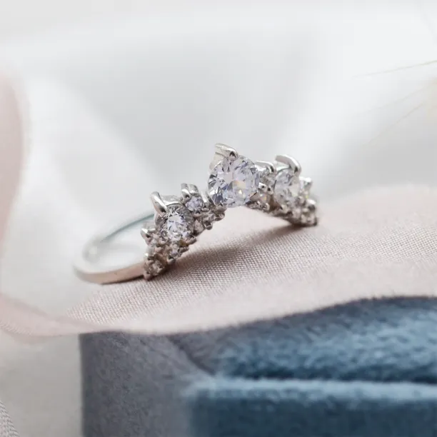 Side-angled view of the curved FIESTA wedding ring with diamonds