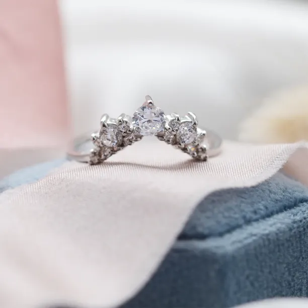 Curved diamond wedding ring FIESTA