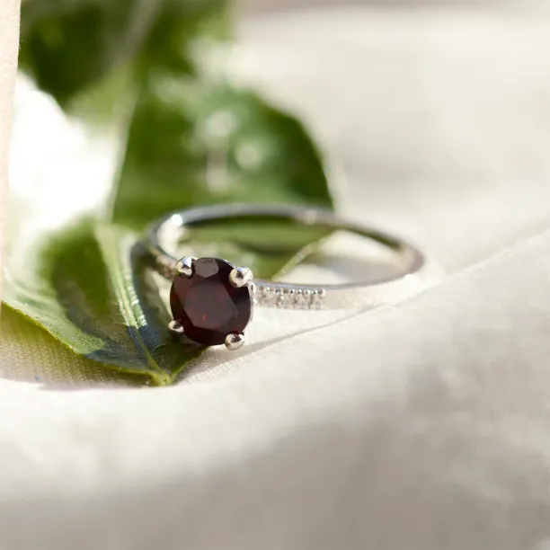 Zásnubní prsten s granátem a diamanty OLLIE Image