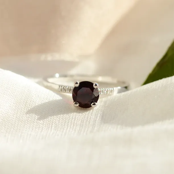 Zásnubní prsten s granátem a diamanty OLLIE Image
