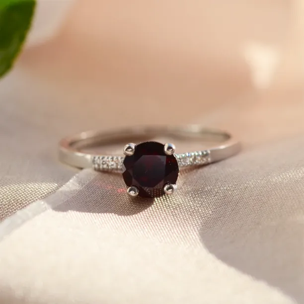 Zásnubní prsten s granátem a diamanty OLLIE Image