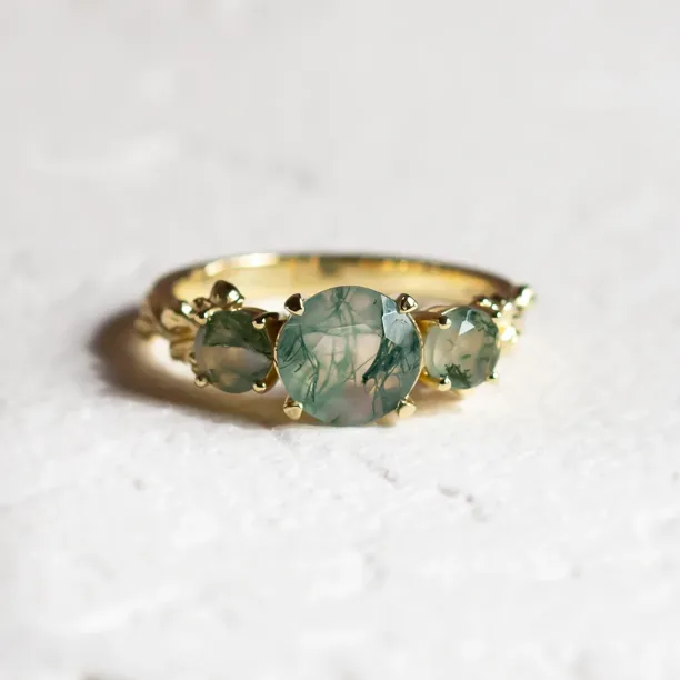 Close-up of the BACCHUS ring in 14K yellow gold with green moss agate