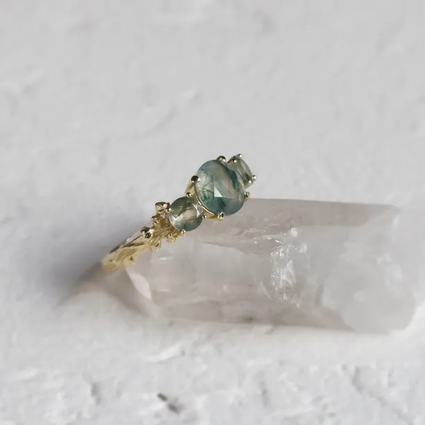 Side view of the BACCHUS ring with round green moss agate