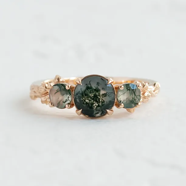 BACCHUS ring with a round green moss agate and decorative gold setting