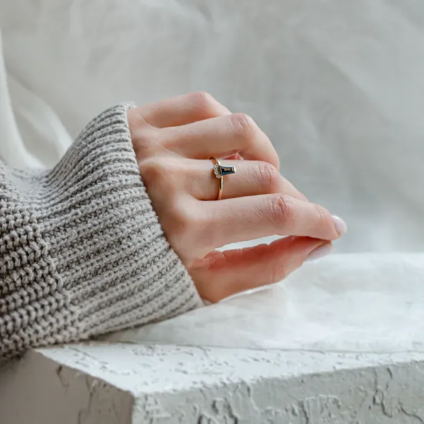 Netradiční zlatý prsten s teal safírem a diamanty AZRAQ Image