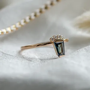 Netradiční zlatý prsten s teal safírem a diamanty AZRAQ Thumbnail