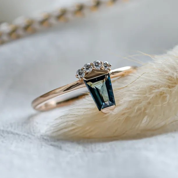 Netradiční zlatý prsten s teal safírem a diamanty AZRAQ Image