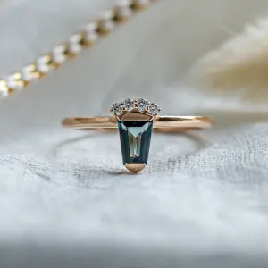 Netradiční zlatý prsten s teal safírem a diamanty AZRAQ Thumbnail