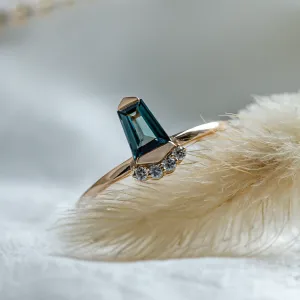 Netradiční zlatý prsten s teal safírem a diamanty AZRAQ Thumbnail