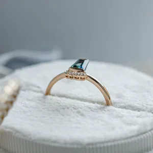 Netradiční zlatý prsten s teal safírem a diamanty AZRAQ Thumbnail