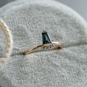 Netradiční zlatý prsten s teal safírem a diamanty AZRAQ Thumbnail