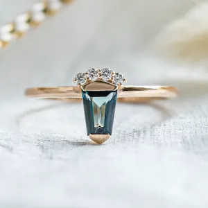 Netradiční zlatý prsten s teal safírem a diamanty AZRAQ Thumbnail