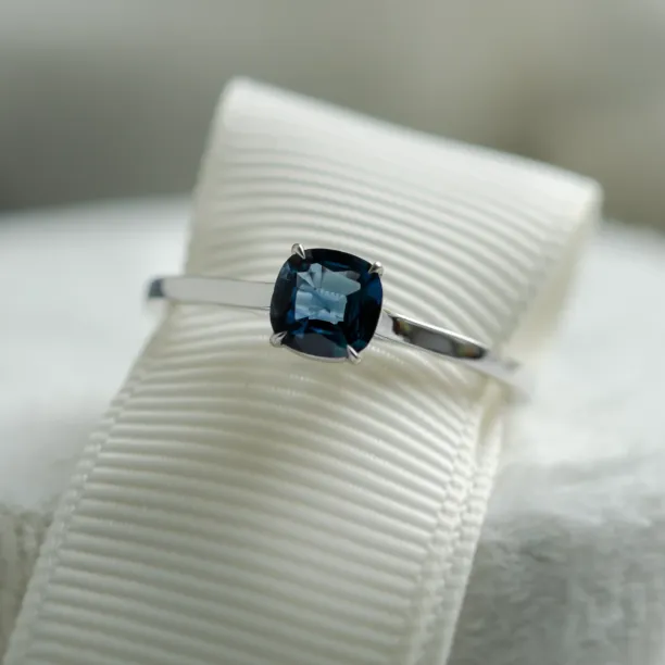 Gold ring with cushion blue sapphire NEEL Image