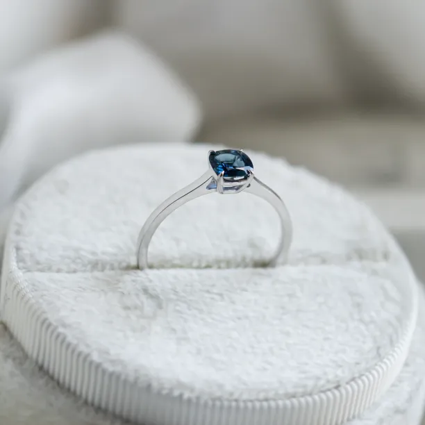 Gold ring with cushion blue sapphire NEEL Image
