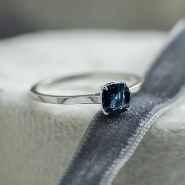 Gold ring with cushion blue sapphire NEEL Image