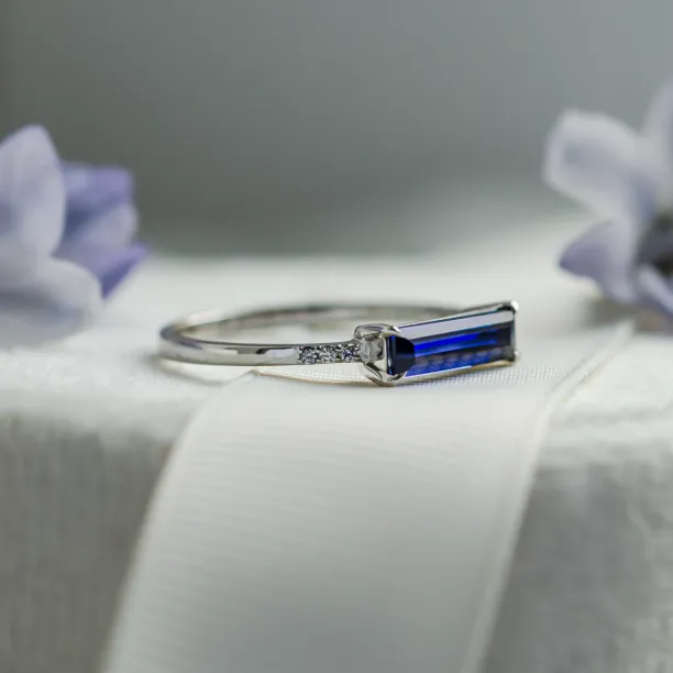 Zlatý prsten s baguette modrým laboratorním safírem a diamanty ODETA Image
