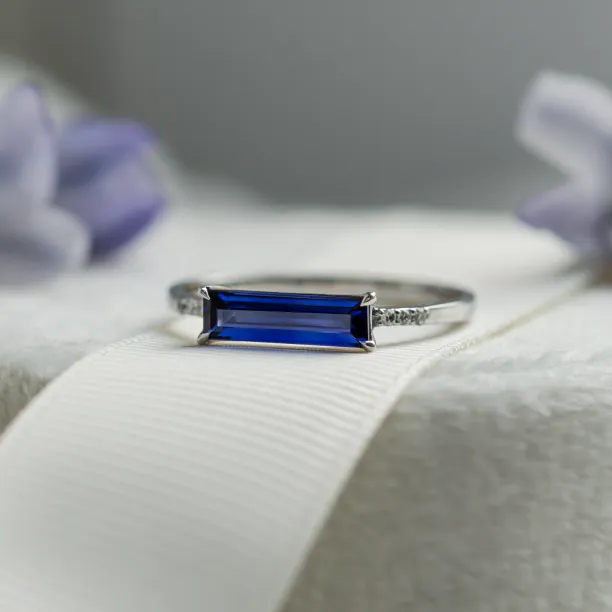 Zlatý prsten s baguette modrým laboratorním safírem a diamanty ODETA Image