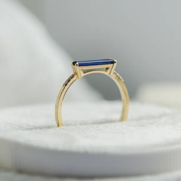 Zlatý prsten s modrým laboratorním safírem a diamanty IRIS Image