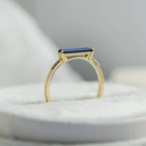 Zlatý prsten s modrým laboratorním safírem a diamanty IRIS Thumbnail