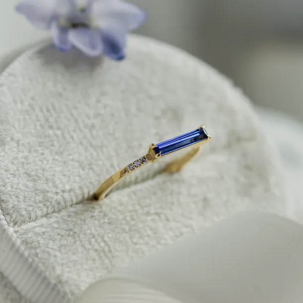 Zlatý prsten s modrým laboratorním safírem a diamanty IRIS Image