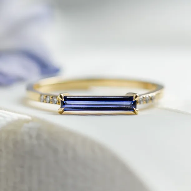 Zlatý prsten s modrým laboratorním safírem a diamanty IRIS Image