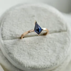 Angled view of the KODA gold ring and its blue lab-grown sapphire
