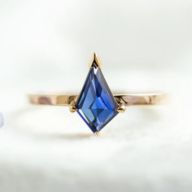 Gold ring KODA with a kite-shaped blue lab-grown sapphire